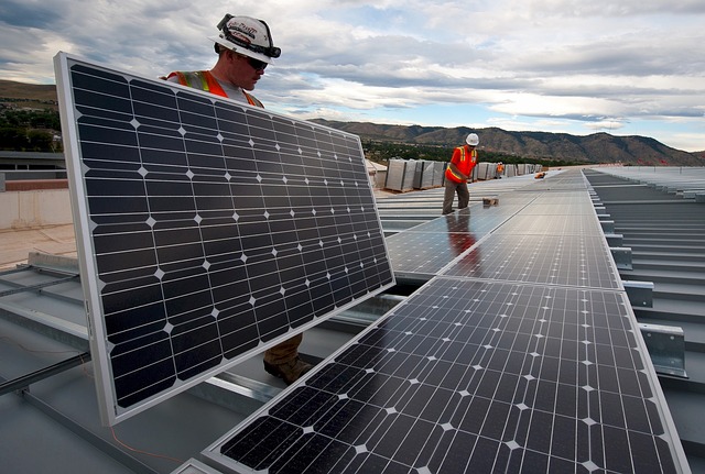 Électriciens installant des panneaux solaires