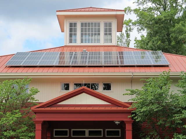 Panneaux électriques sur toit d'une maison